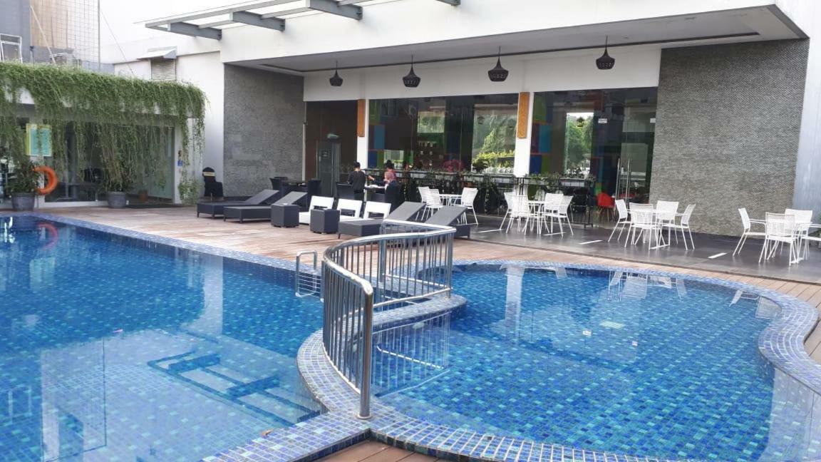 Hotel Ibis Styles Cikarang Extérieur photo